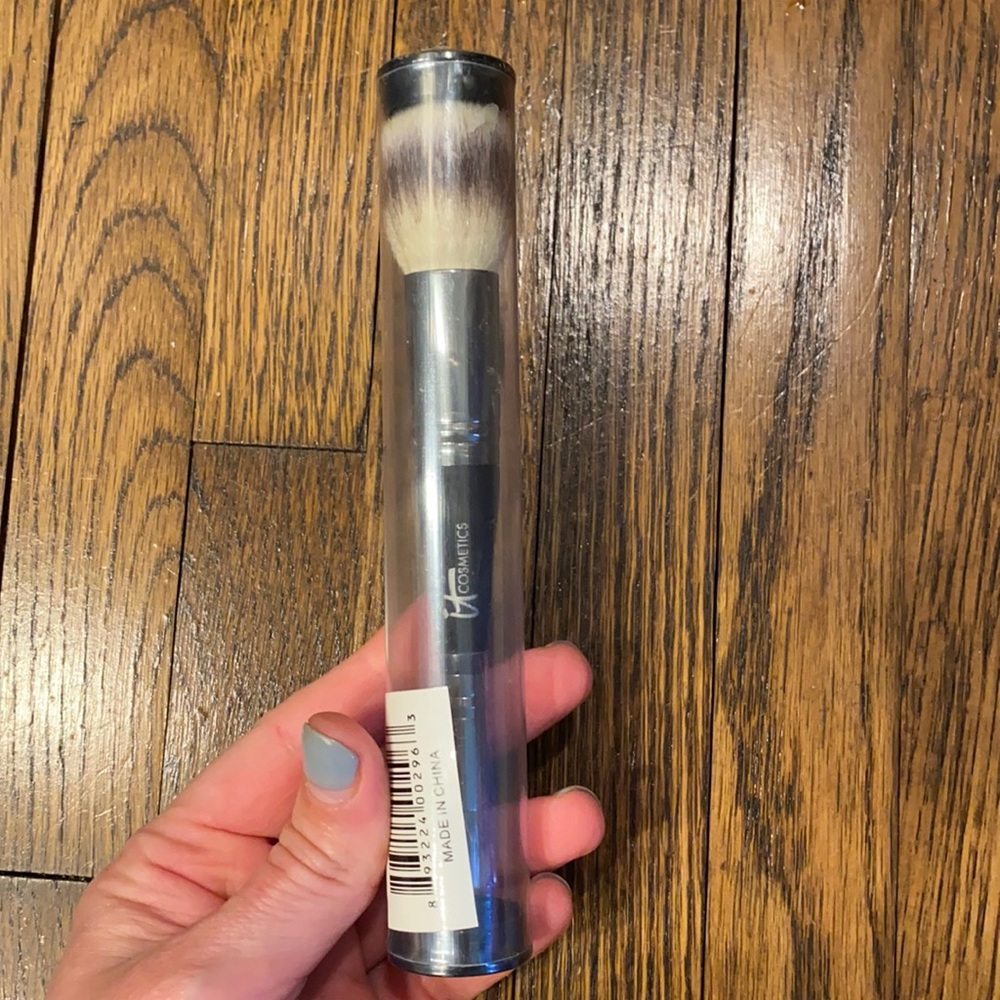 It cosmetics brush